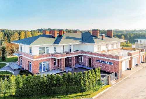 Особняк с уличным камином